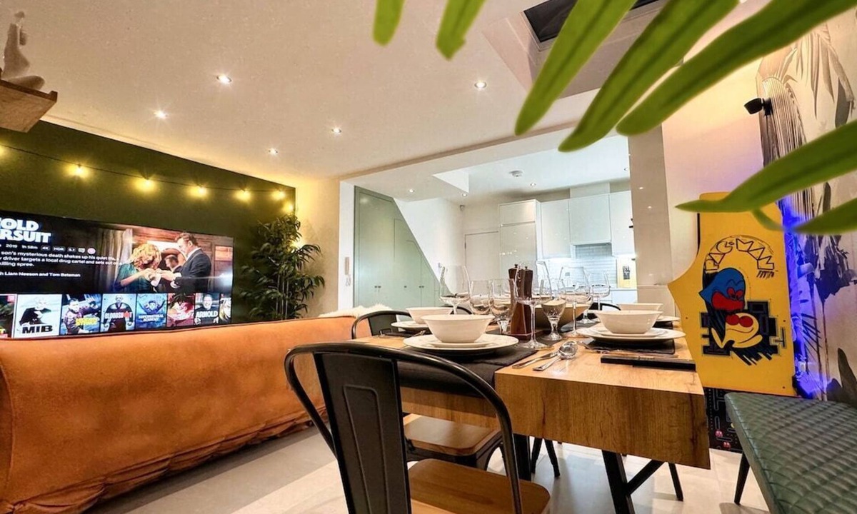Queen's Park Apartment | (1/3) 32a Bravington Rd, W9 3AH, London · London Queen's Park with cinema & gami