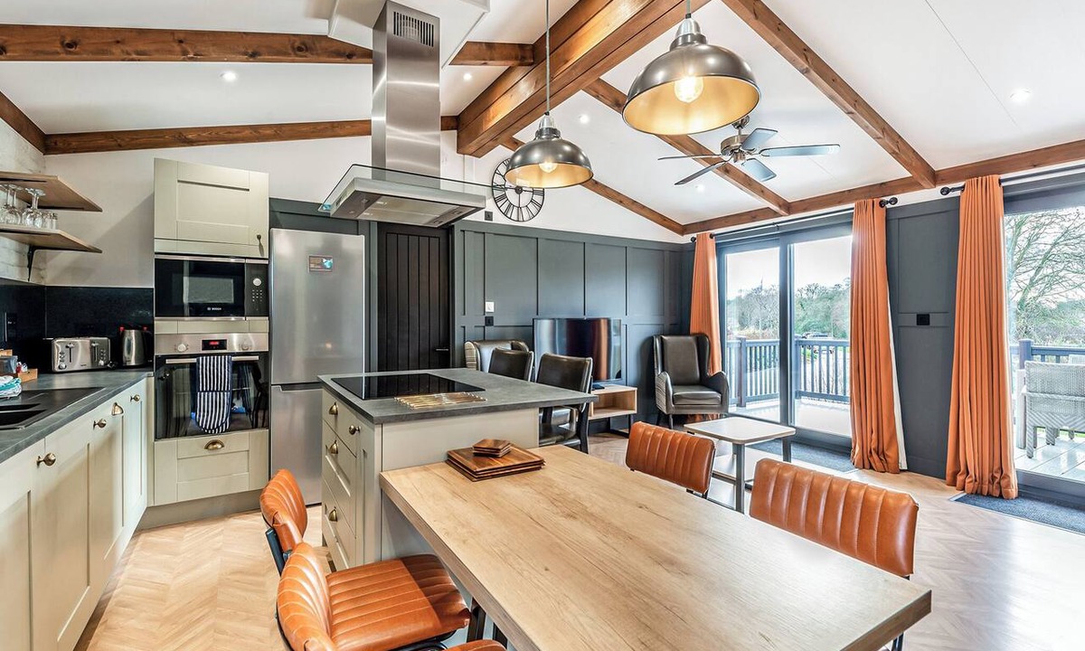 Saintbury Ski Chalet | 1 bedroom accommodation in Snitterfield, Stratford Upon Avon