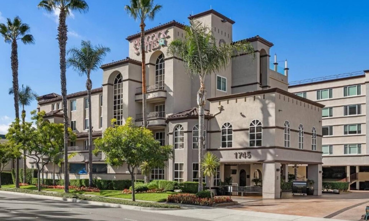 Southeast Anaheim Apartment | 1 Bedroom Suite @ Peacock Suites April 5th - 12th. Enjoy Disney land!