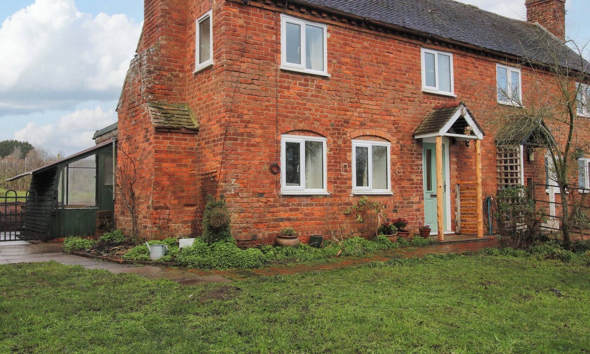 Great Witley Cottage | 1 DINGLE COTTAGE, pet friendly, with open fire in Great Witley