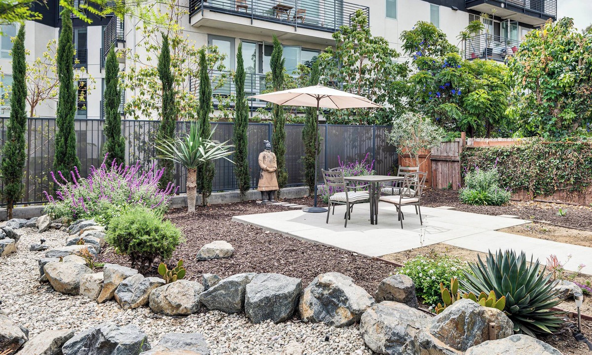Downtown Los Angeles Apartment | 1 Mi to Dtwn LA: Artist's Retreat w/Zen Garden
