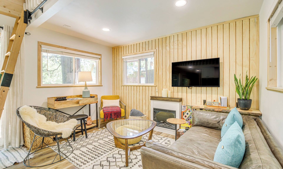 Crestline Apartment | 1 Mi to Lake: Cozy Crestline Cabin w/Hot Tub!