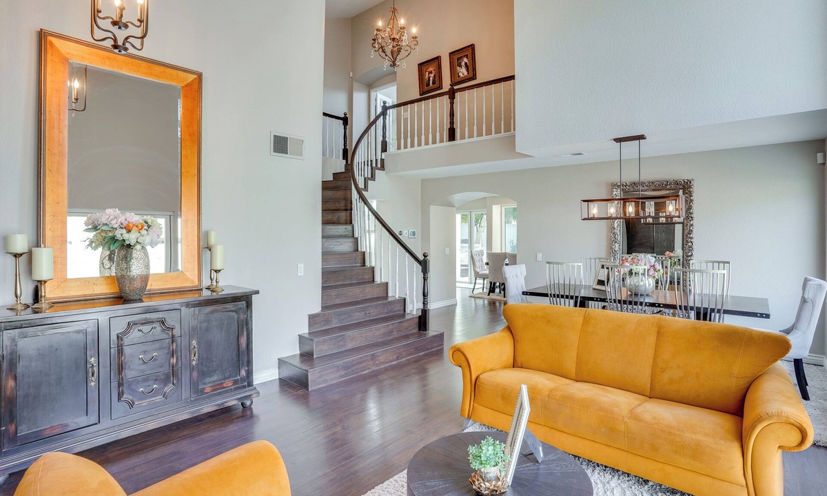 Orange House | 12 Mi to Disneyland! Sleek Suburban Home