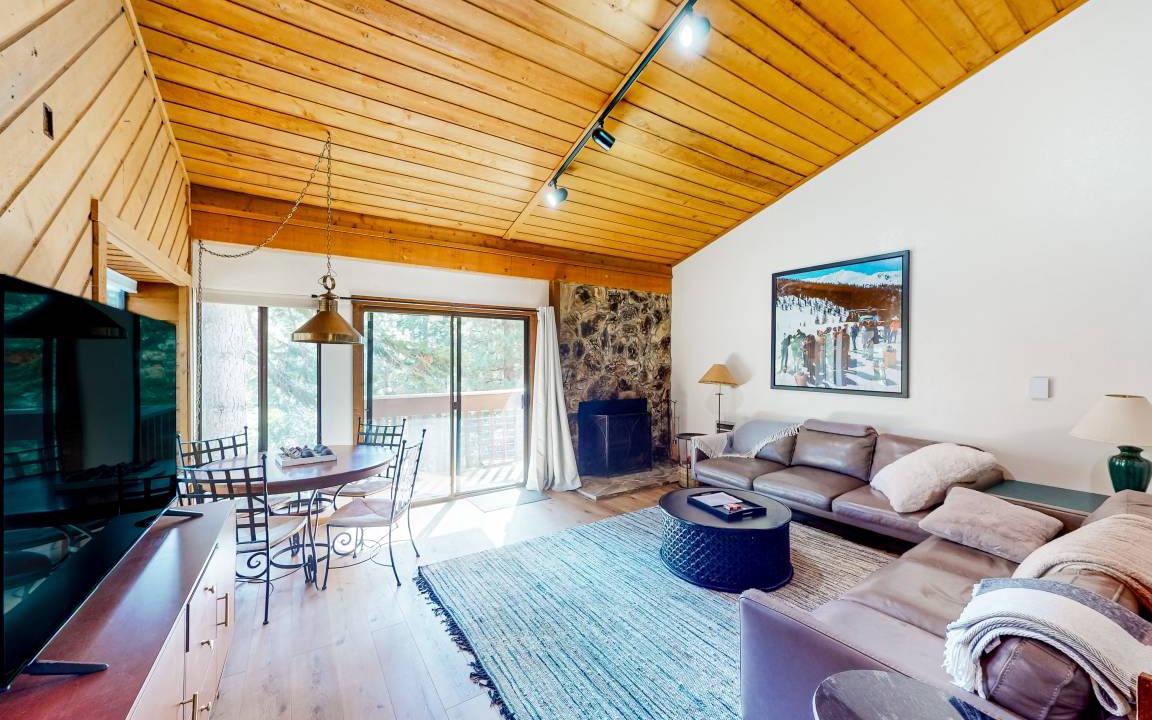Lakeshore Condo | 130 m² Condo ∙ 2 bedrooms ∙ 8 guests