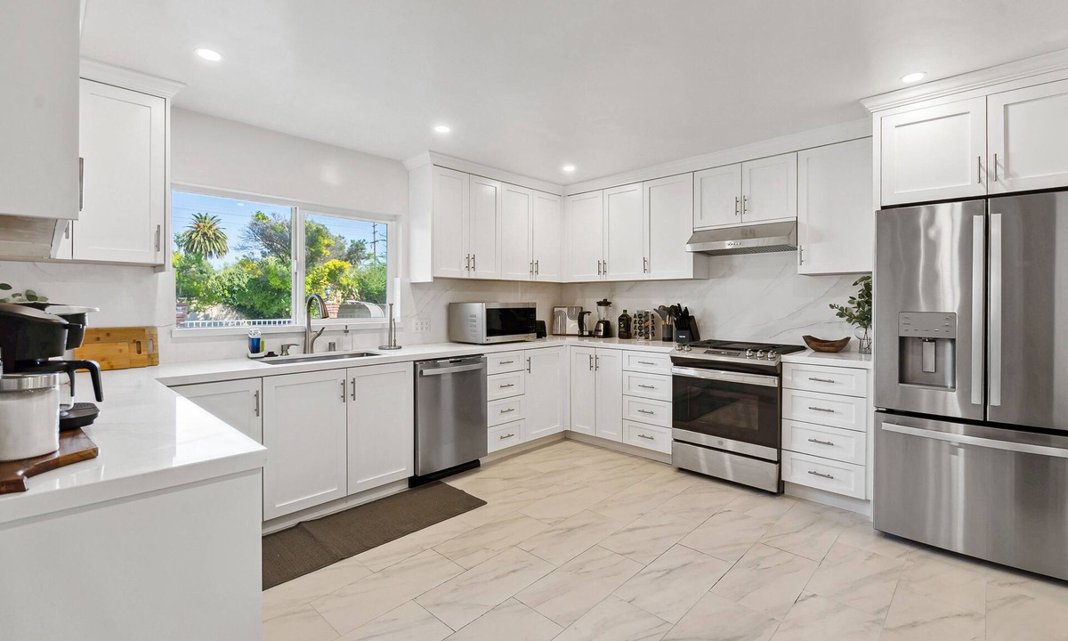 Reseda House | 14 ppl Estate w/Pool. Near Universal Studios!