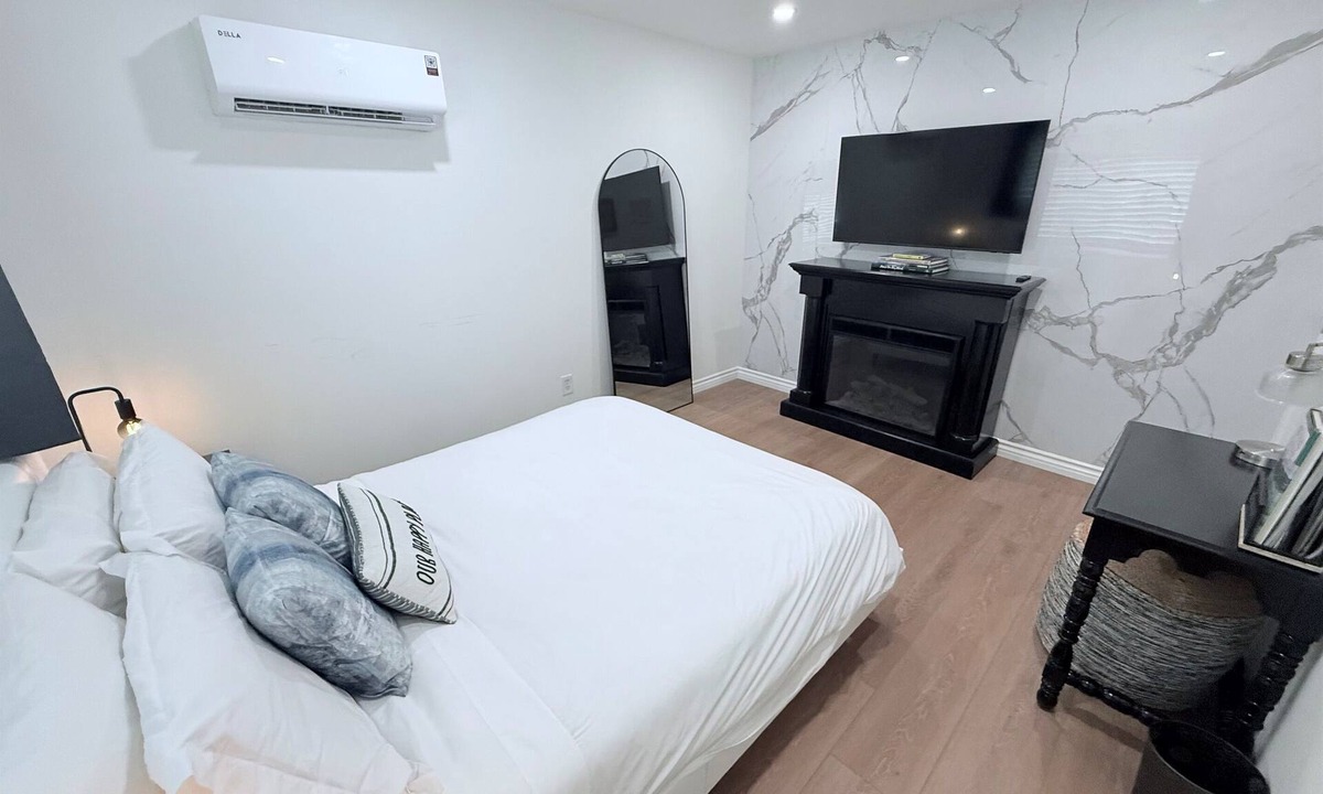Simi Valley House | 1br Suite Kitchen Fireplace Private Entry