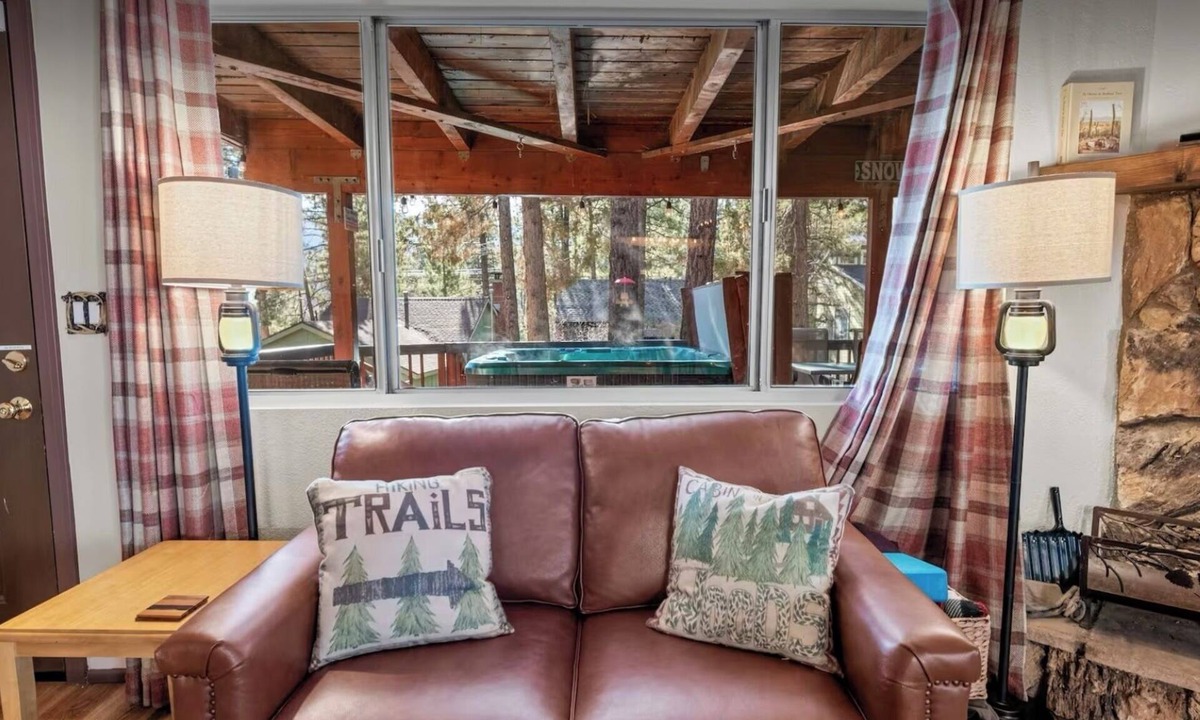Fox Farm House | 2 Bed 1.5 Bath Cabin. Spa, Fireplace, Dogs Welcome
