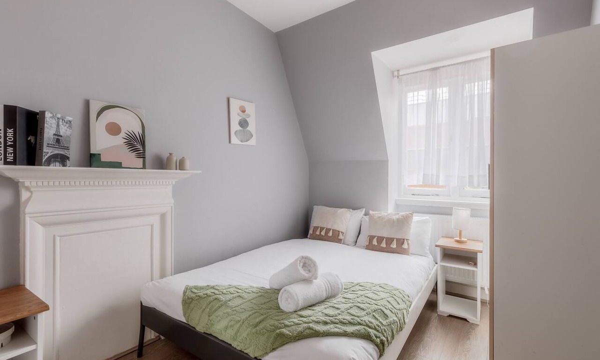 Royal Borough of Kensington and Chelsea Apartment | 2 Bed Apartment in High Street Kensington