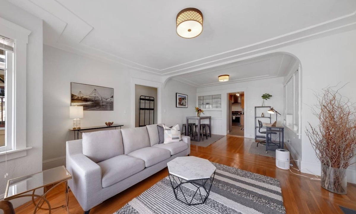 Grand Lake Apartment | 2 Bedroom, 1 Bath Located Just Steps Away From Piedmont Ave