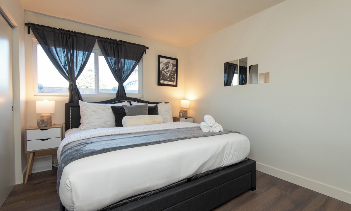 Hollywood Apartment | 2-bedroom apartment in brilliant Los Angeles with AC, fitness room, WiFi