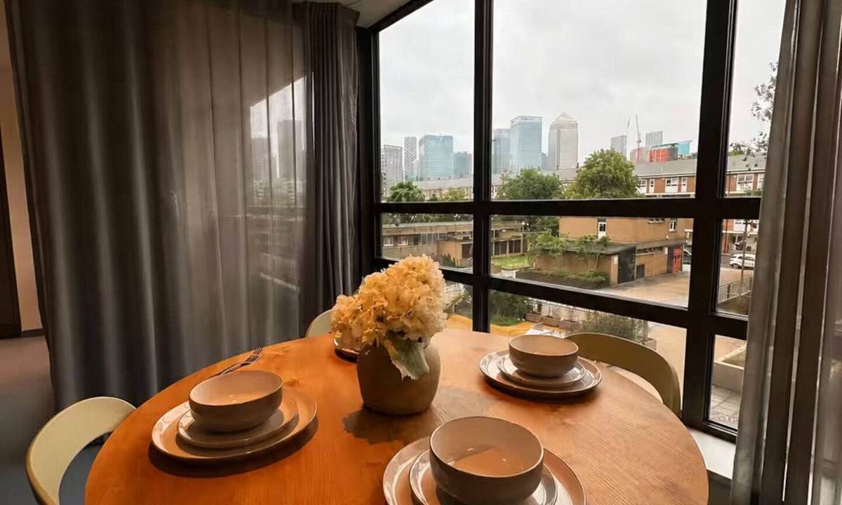 Poplar Apartment | 2 Bedroom Flat, 1 Bathroom, furnished living room.