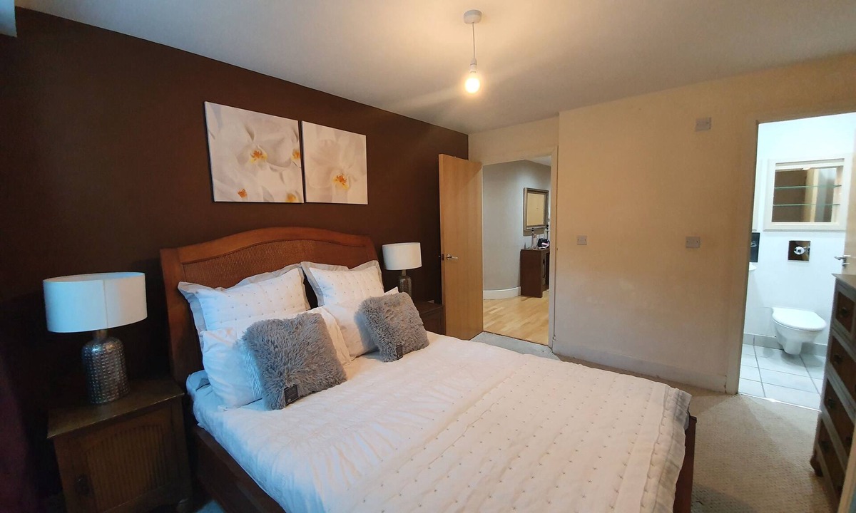 Isle of Dogs Apartment | 2 bedroom luxury waterfront apartment in Canary Wharf, London E14