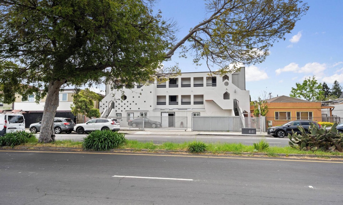 Mosswood Apartment | 2 Bedroom Unit near Park and Bart