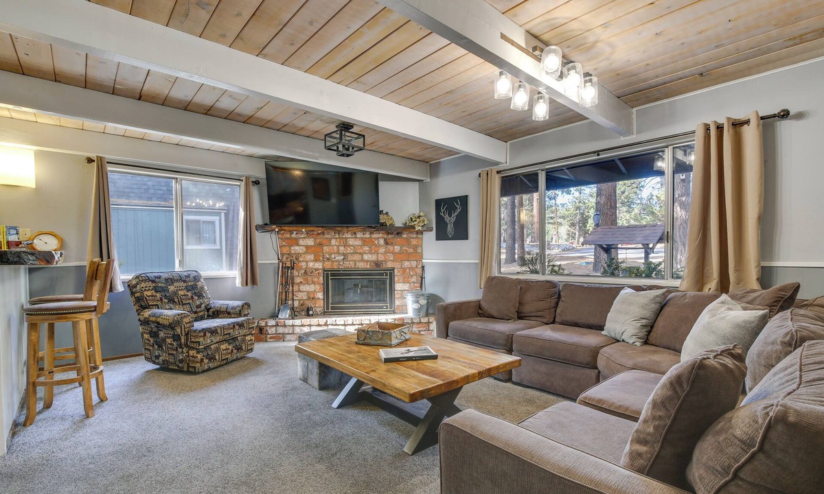Eagle Mountain Estates Cabin | 2 Mi to Lake & Skiing: Big Bear Family Cabin