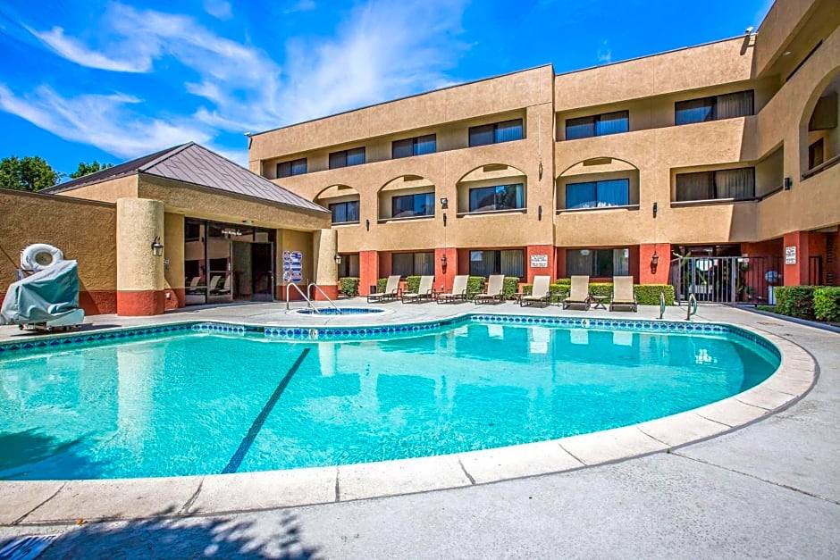 Ontario Hotel | 2-Star Hotel ∙ Baymont by Wyndham Ontario