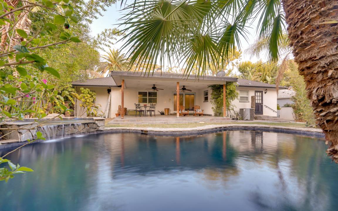 Bakersfield House | 200 m² House ∙ 3 bedrooms ∙ 6 guests