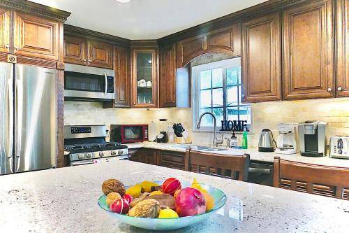 Southwest Anaheim House | 223 m² House ∙ 4 bedrooms ∙ 11 guests