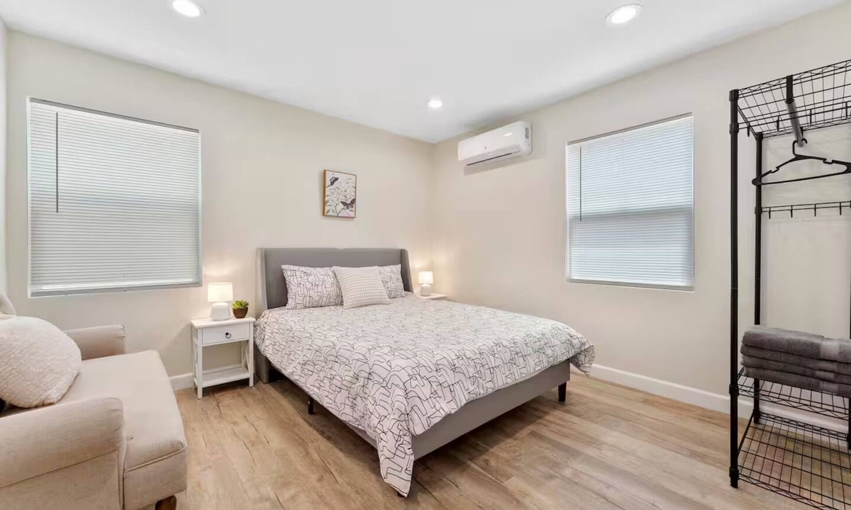Monrovia House | 2BD 1BA - Convenient - Free P - DTLA l Disneyland