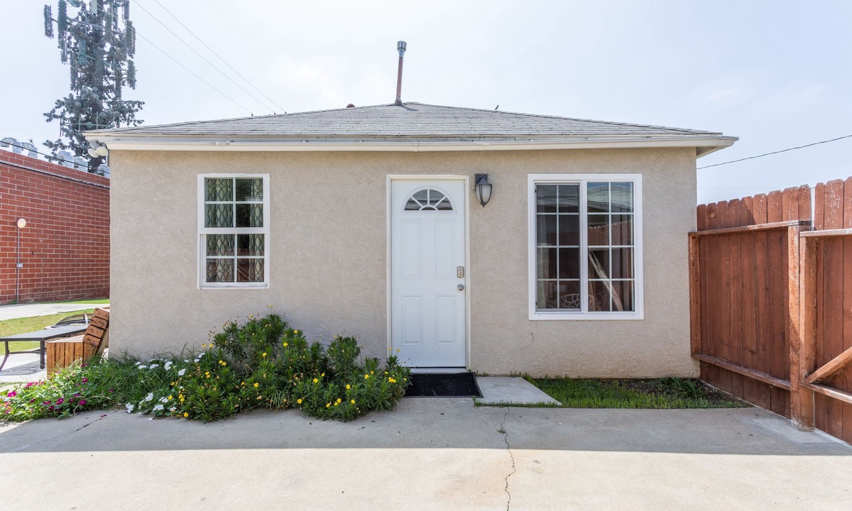 Whittier House | 2BD~1BA Home w/Parking and 1/2Acre Yard Space -20 min to Disney& Knott's
