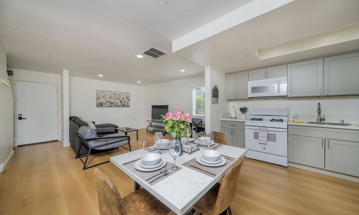 Alhambra Condo | 2BD/2BA Apartment near DT Alhambra