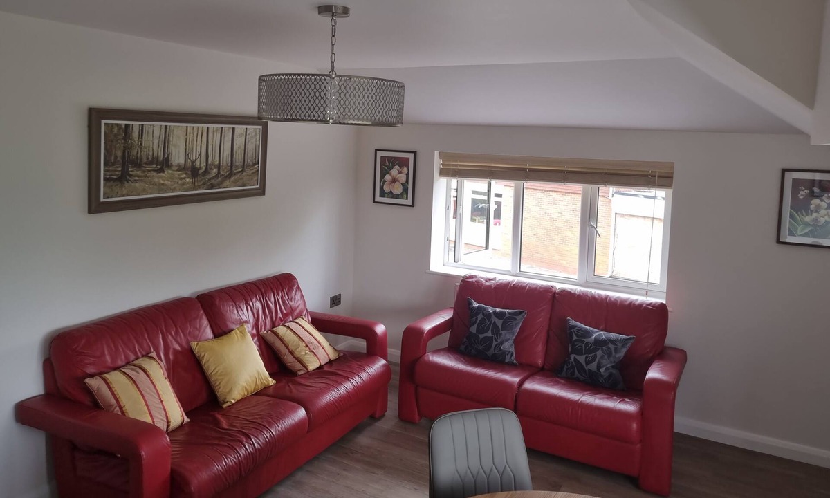 Clyst St Mary Apartment | 3 bed 3 bath new apartment, free parking, 5 minutes from M5