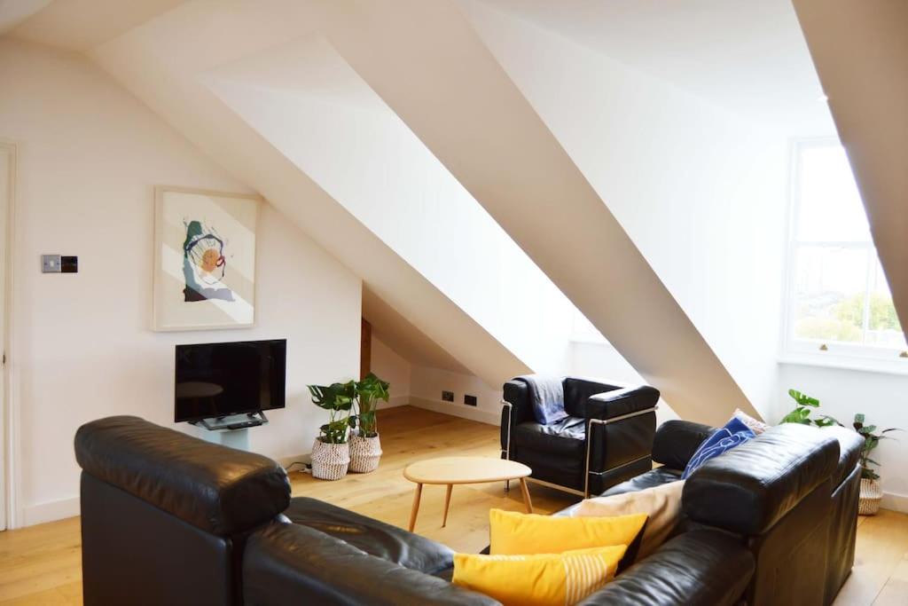 Primrose Hill Apartment | 3 Bed Duplex with Kitchen + Netflix + Wifi (Ainger Road)