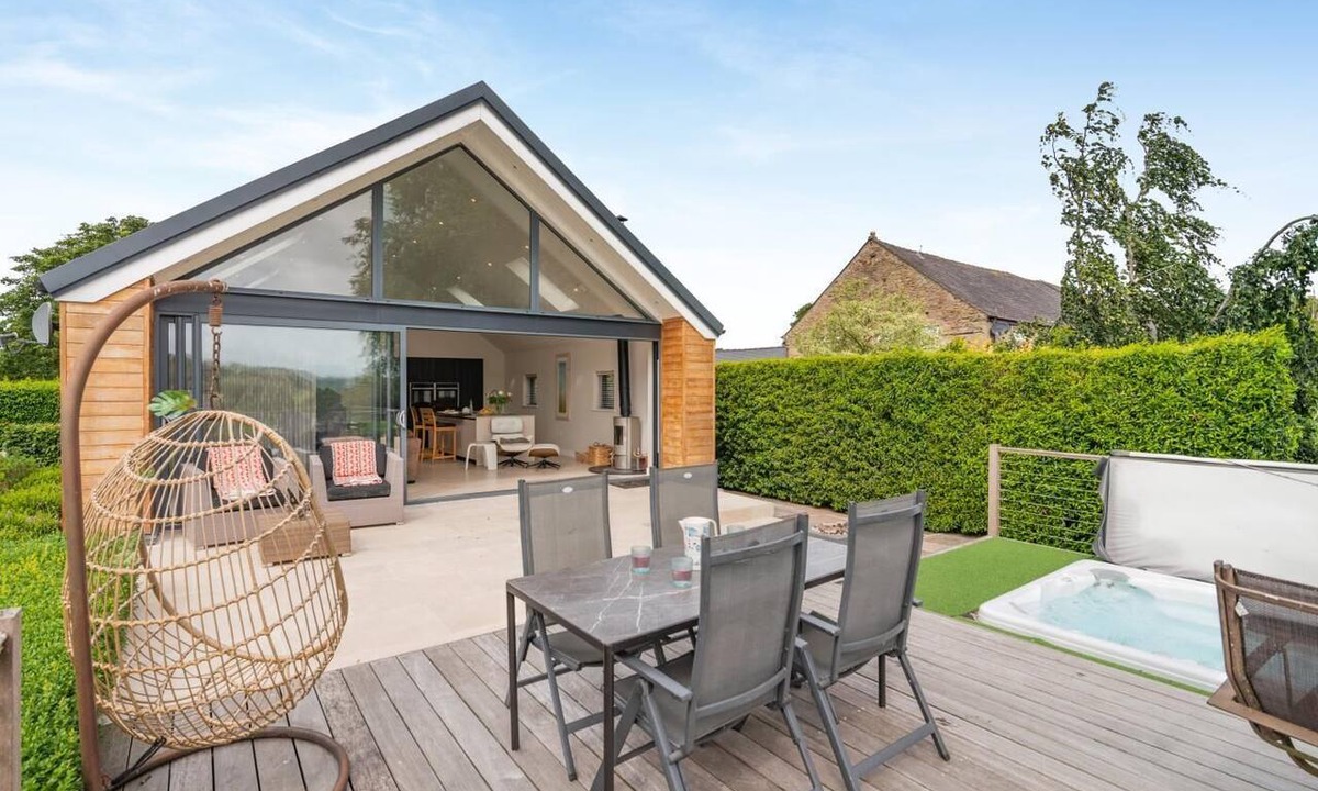 Higher Walton Ski Chalet | 3 Bed in Blackburn (oc-64911)