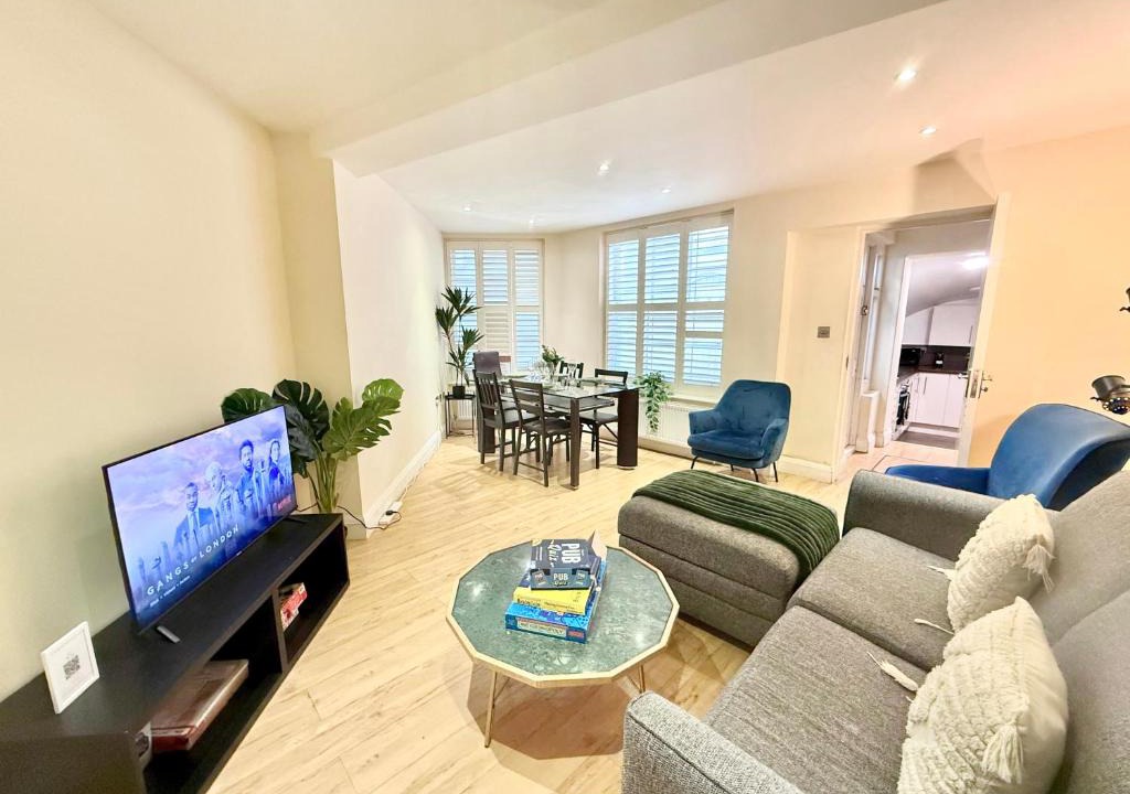 Pimlico Apartment | 3-Bedroom Pimlico flat with mini garden near Westminster & Victoria by Staylio
