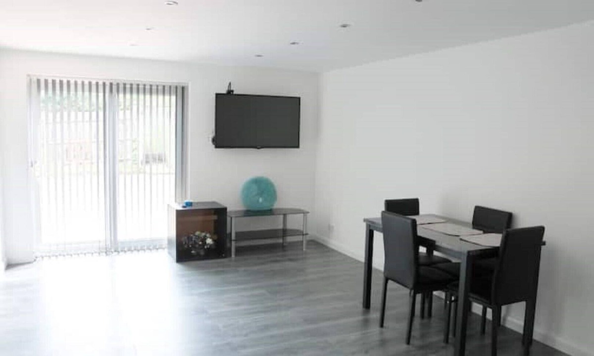 Plumstead House | 3 Bedroom Terrace in Area With Great Transport Connectivity