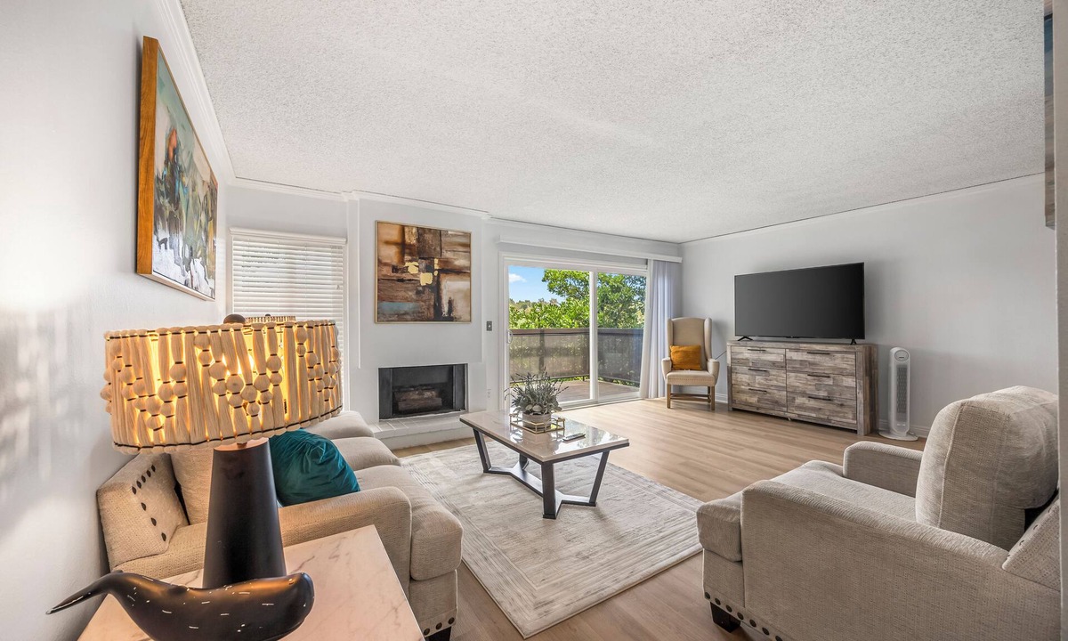Newport Beach Apartment | 3-bedroom Townhome in charming Newport across the street from fashion Island