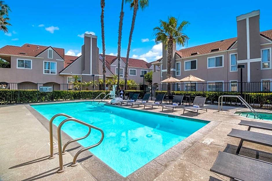 Downtown Village Hotel | 3-Star Hotel ∙ Sonesta ES Suites Huntington Beach Fountain Valley