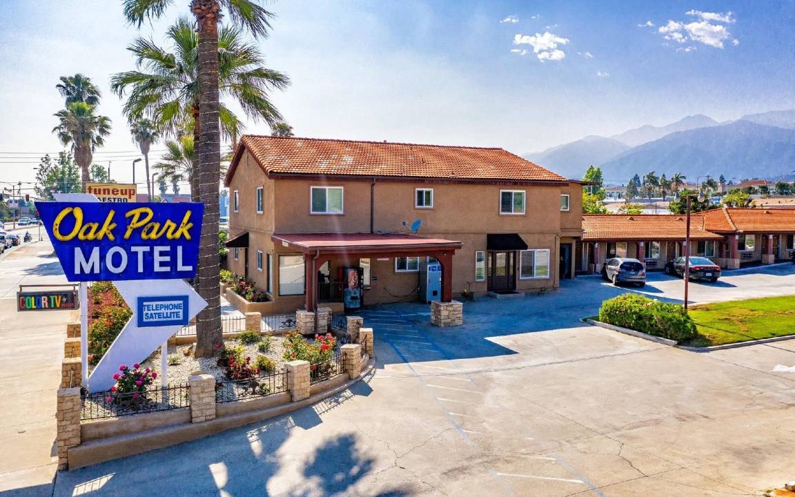 Monrovia Hotel | 325 m² Motel ∙ 4 guests