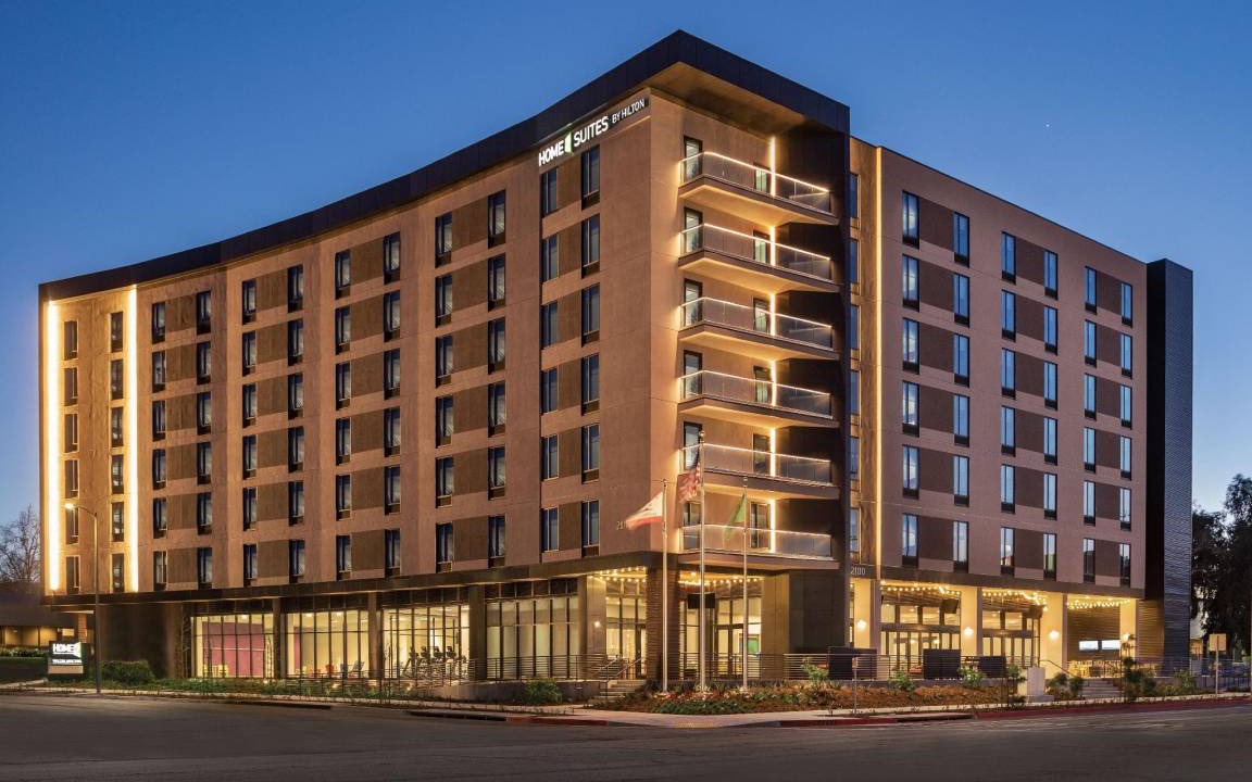 Warner Center Hotel | 358 m² Hotel ∙ 127 guests