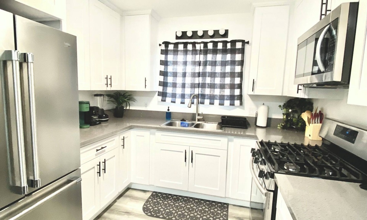 Mojave House | 3Bed 2Bath Home Central Mojave with King bed, WiFi, Remote and Contract workers