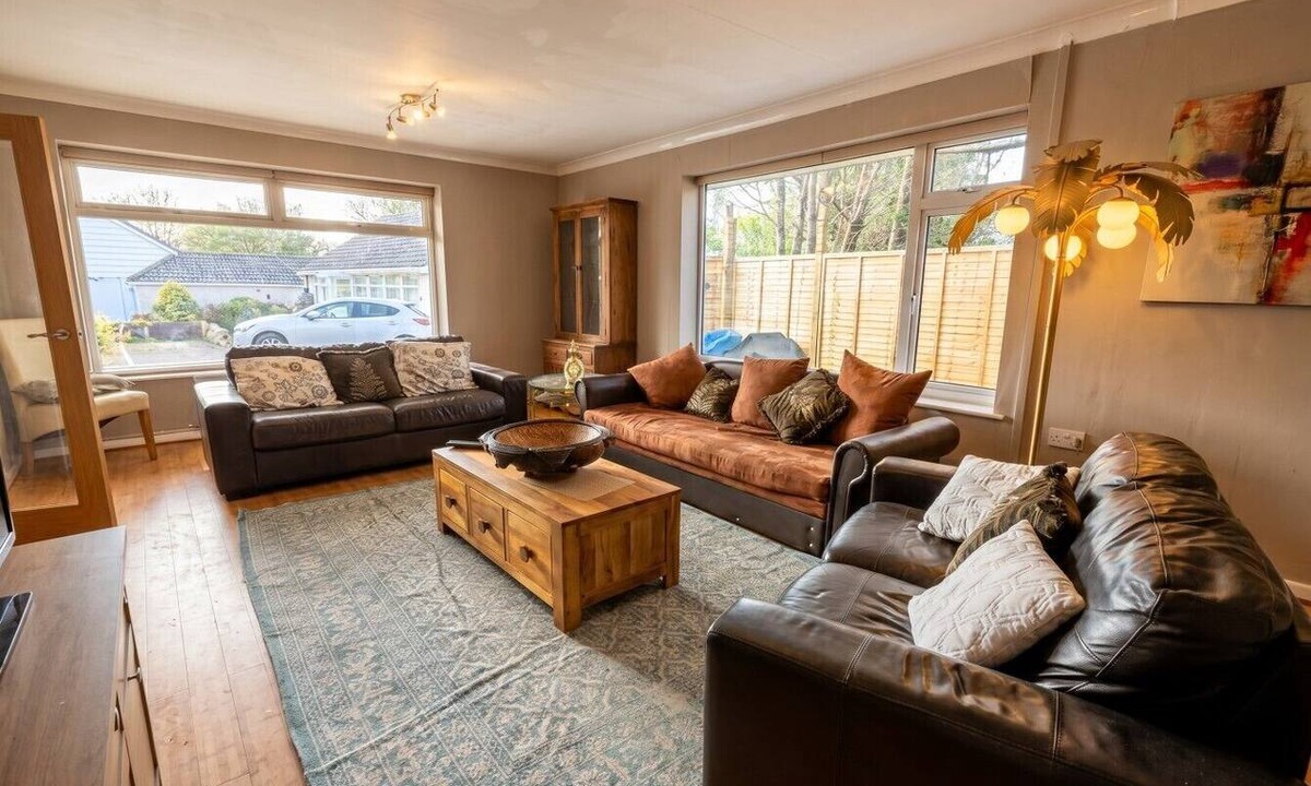 Midsomer Norton House | 4-Bed Bungalow Sleeps 8 · Parking & Garden · Near Bath & Wells