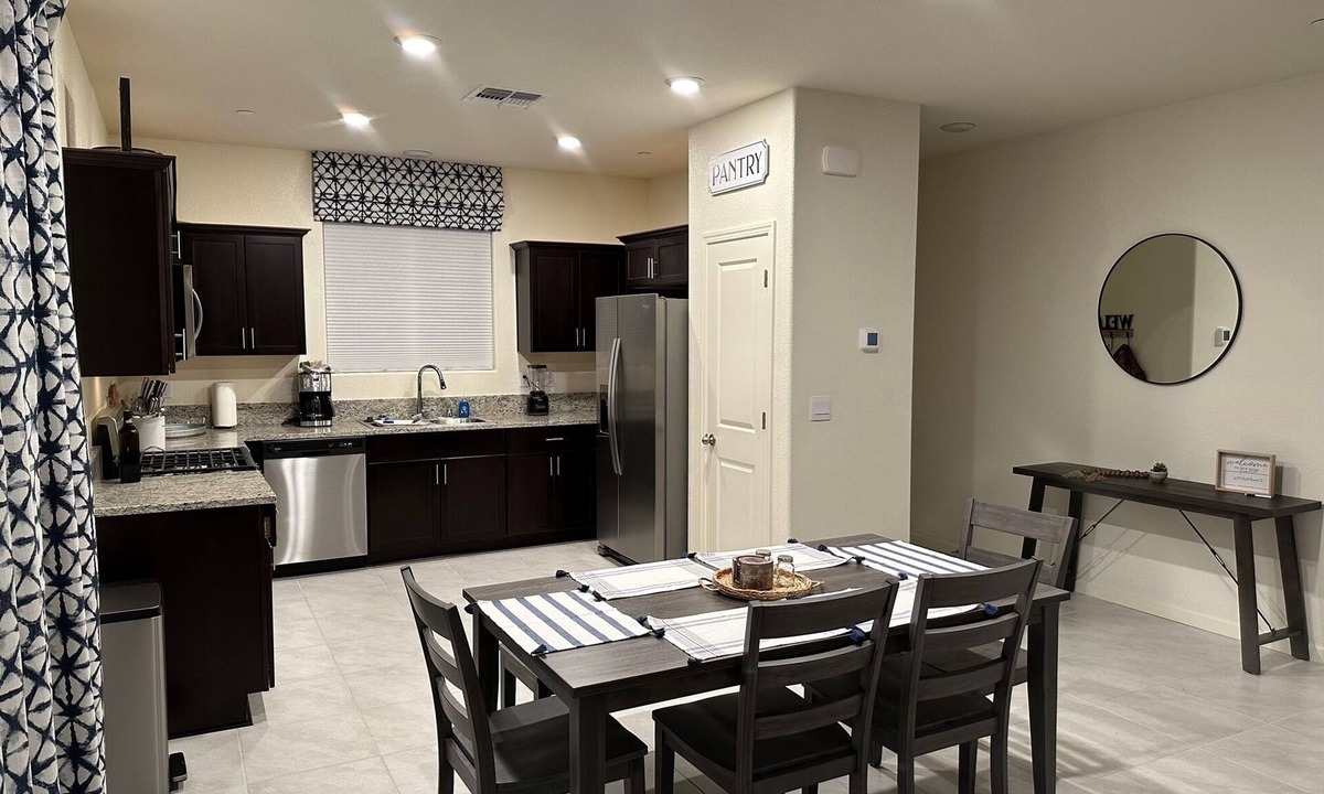 Merced House | 4 bed Modern, Cozy, Efficient North Merced Retreat near hospitals and UC Merced