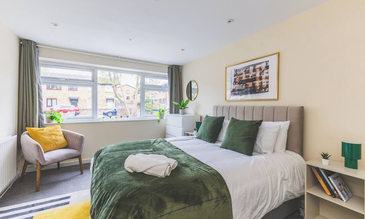 Brixton Hill Apartment | 4 Bed Property Clapham - Free Parking - Near Central London