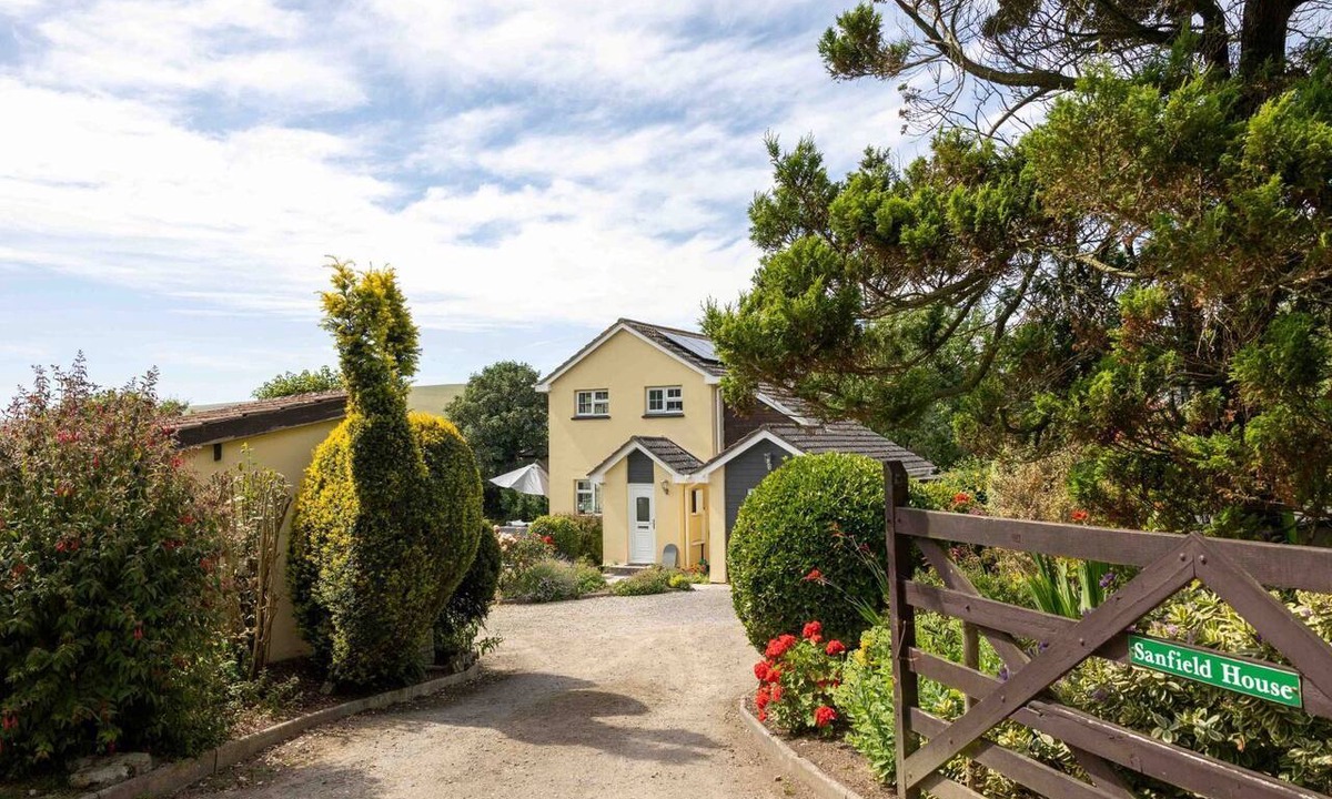 Braunton House | 4 Bed with large garden & sea views near Saunton