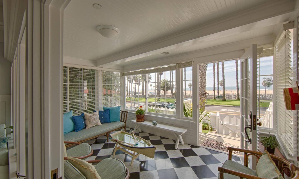 Ocean Park Bed & Breakfast | 4 bedroom 4 bath family villa across Ocean Ave. from the Pacific Ocean.