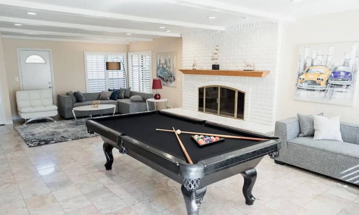 Fullerton House | 4-BEDROOM HOME WITH POOL TABLE ONLY MINUTES AWAY FROM DISNEYLAND (p10)