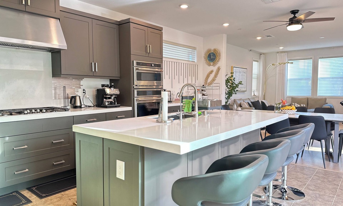Irvine House | 4-Bedroom Sunlight Retreat in Irvine