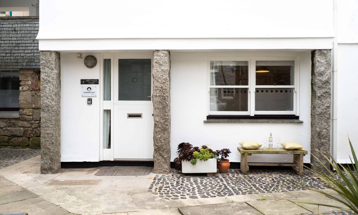 St Ives Cottage | 4 Porthmeor Court, Downalong – Sleeps 6 – On-Site Parking