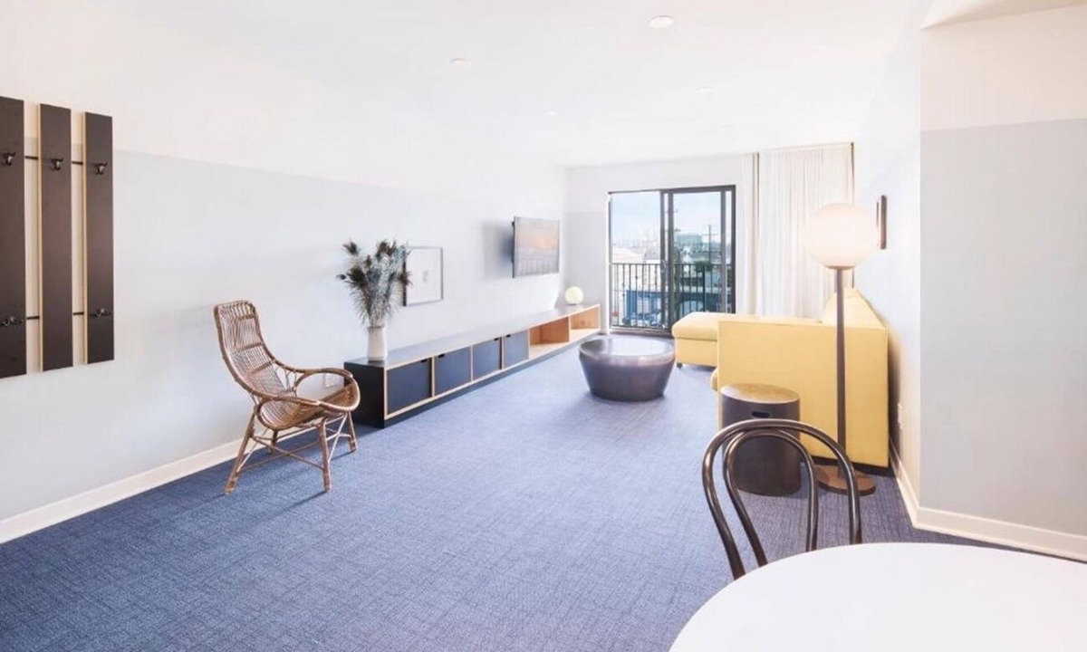 Venice Hotel | 4 Scenic Rooms w/Balcony | Rooftop | Free Breakfast | Steps to Venice Fun