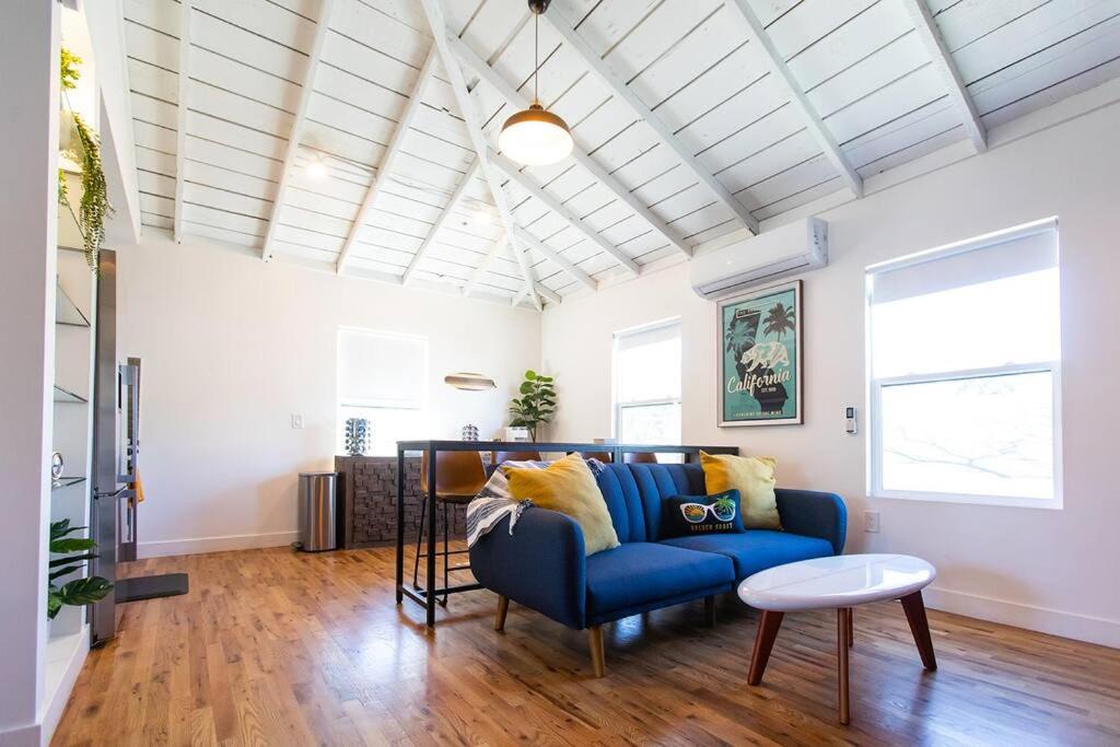 Santa Ana Apartment | 400mbps Internet with Parking, AC and 65inch 4kTV only 5miles to Disney