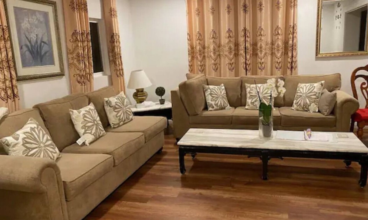 North Central House | 4BR 7Beds, 15pax, Large Parking lot, Private Gated.
