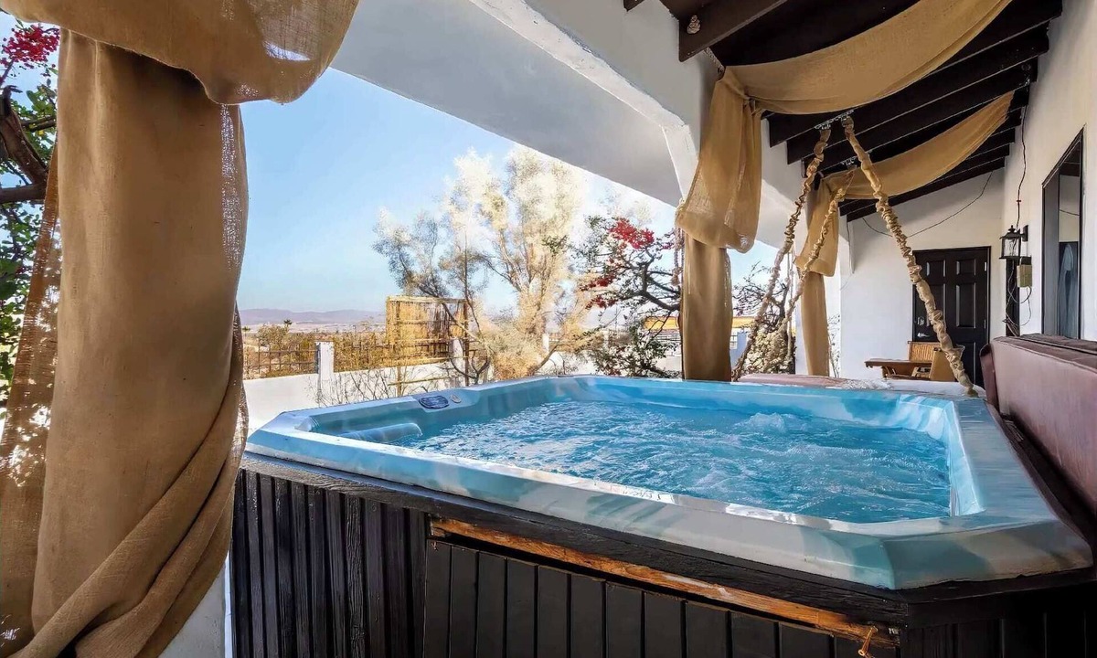 Indian Cove House | 5 Acre Retreat Pool & eBikes-walk to JTPark