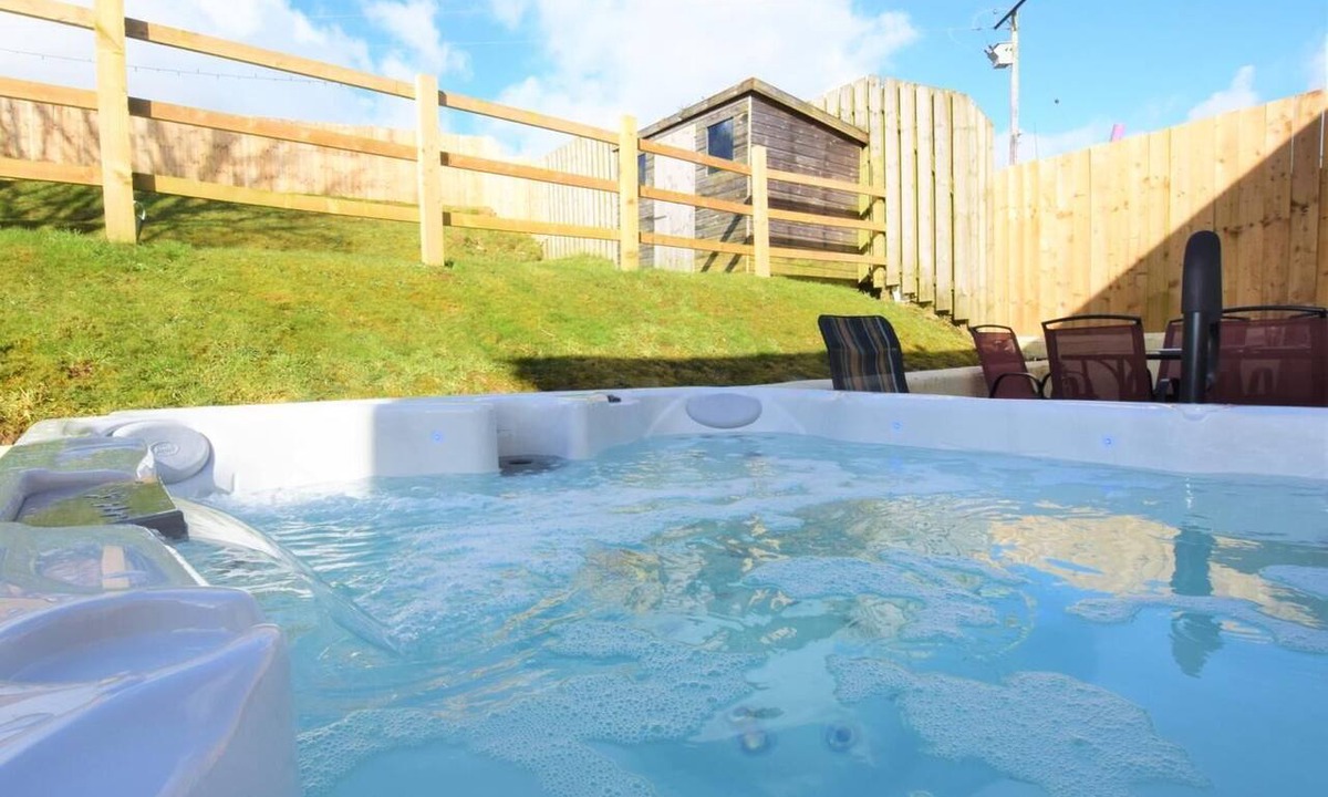 Llanybydder Cottage | 5 Bed in Llanybydder (oc-75907)