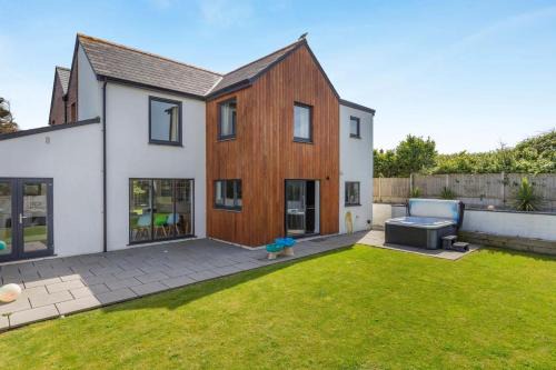 Bude House | 5 Bed in Upton oc-m44891