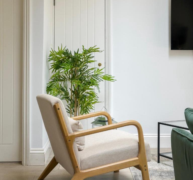 Golders Green Apartment | 5 Bedroom, 3 Bathroom Modern House with Garden near Hampstead Heath Sleeps 10