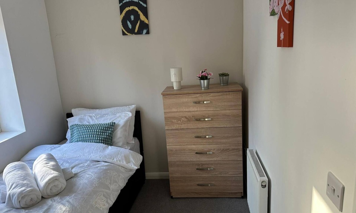 Walsall House | 5 Bedroom Walsall Bloxwich House - Free WiFi & Parking